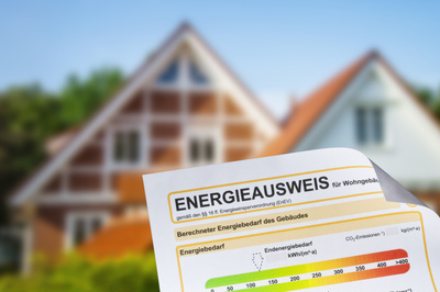 Energieausweis-vor-einem-Haus_xs.jpg